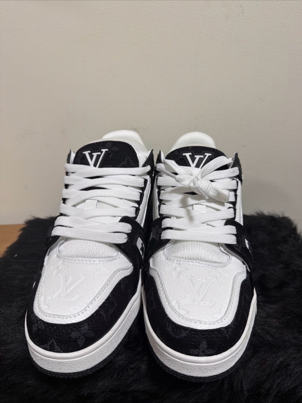 Louis Vuitton White and Black Monogram Low-Top Sneakers - Picture 4 of 7